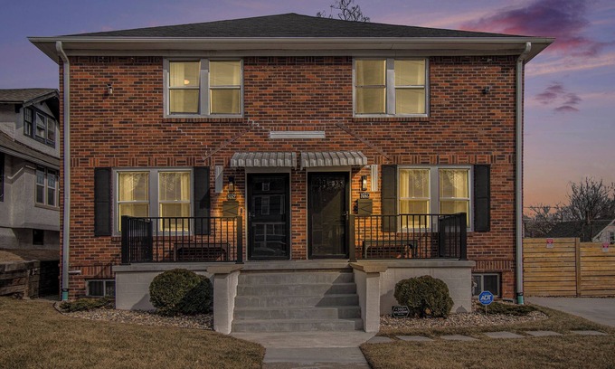 Midtown Casa | Group Stay: KingBeds l Arcade l FirePit l Yard I 5mins CWS, CHI Arena, Creighton
