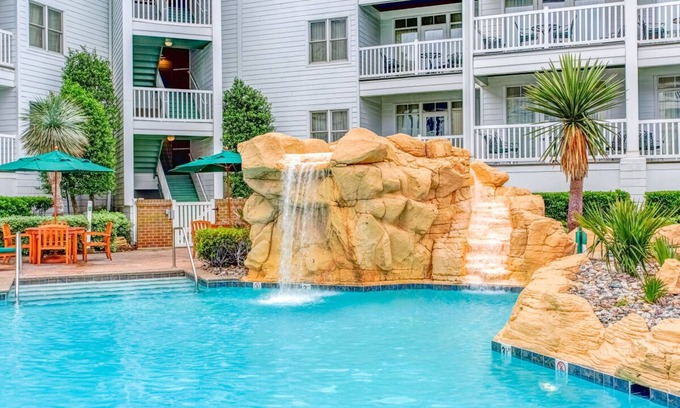 Northeast Virginia Beach Complejo | Group Weekend! 4 Amazing Units w/Kitchen, 2 Pools, Minutes to Beach, Boardwalk