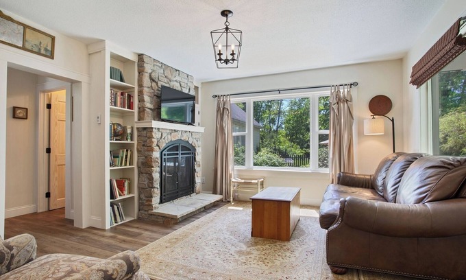 Taylors Falls Cabaña | Grove Cottage walkable Taylors Falls retreat- close to Minneapolis/ St. Paul!