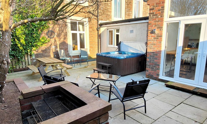 Egremont Cabaña | GROVE HOUSE, pet friendly, with hot tub in Egremont, Cumbria