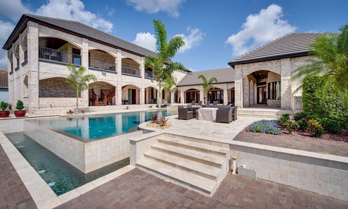 Groveland Casa | Groveland Home w/ Pool: Luxurious Lakefront Oasis!