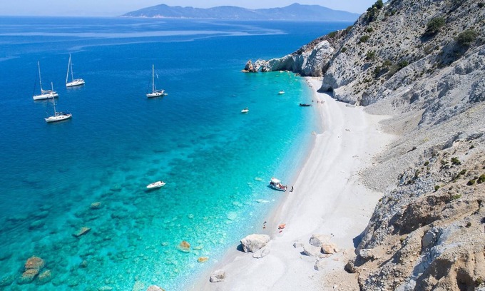 Skiathos Apartamento | Gruccio Red Studio - A Sunny Skiathos Gem
