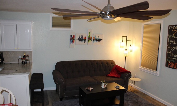 United Central Apartamento | Guest apt. with a resort type backyard can make our home YOUR paradise!