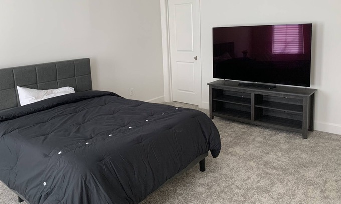 Ashburn Casa | Guest Bedroom in One Loudoun Townhouse w/ Full Dedicated Bathroom