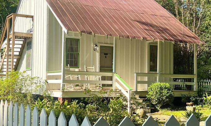 Woodville Cabaña | Guest Cottage on the grounds of Jefferson Davis’s Historic Rosemont Plantation