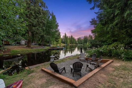 Shelton Casa | Guest Cottage with Lake Access Row Boat Kayaks