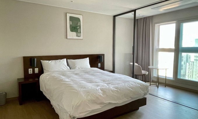 Downtown Apartamento | [Guest Favorite] Premium Modern 3-bedroom apartment by Jeju Airport