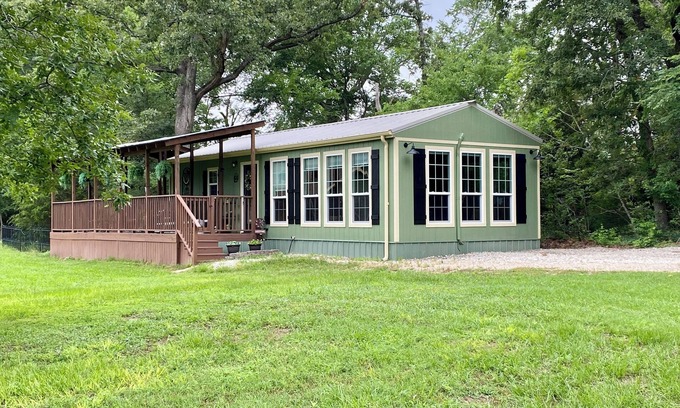 Grand Saline Cabaña | Guest house 10 min from First Monday Trade Days. Full kitchen. Spa. Fire pit.