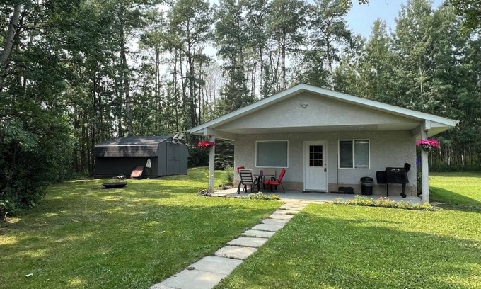 Division No. 8 Casa | Guest House at Parkland Beach, Gull Lake