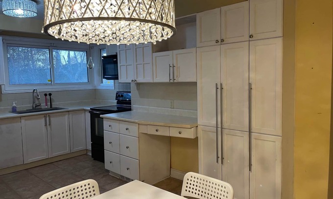 Woburn Casa | Guest house+entire main floor+4rooms+5beds+2washroom+free parking+near amenities