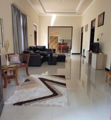 Laweyan Casa | Guest House Griya Mundu Kerten
