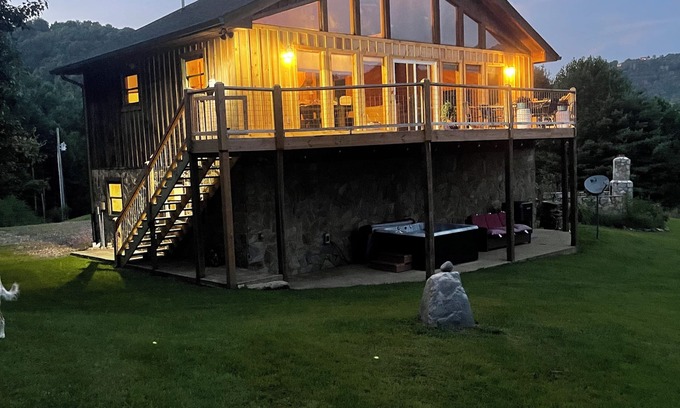 Mars Hill Apartamento | Guest house~ HOT TUB ~Breathtaking mountain views near Hatley Point