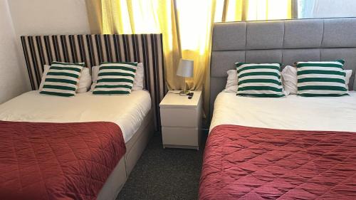 Barrow Gurney Casa | Guest House in Rose Meare Gardens