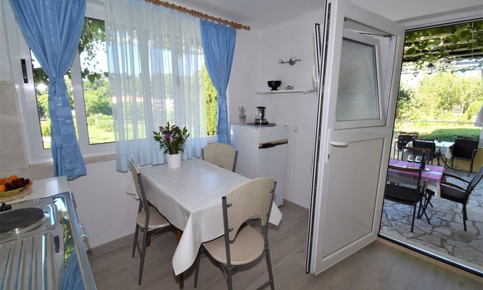 Srebreno Apartamento | Guest House Kanjuo - Studio Apartment with Terrace and Garden View