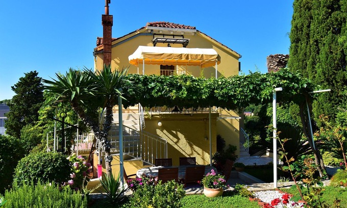 Srebreno Apartamento | Guest House Kanjuo - Apartamento de dos habitaciones con terraza y vista al jardín