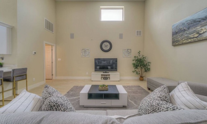 Estates at Canyon Crest Casa | Guest House on Quiet Cul-De-Sac