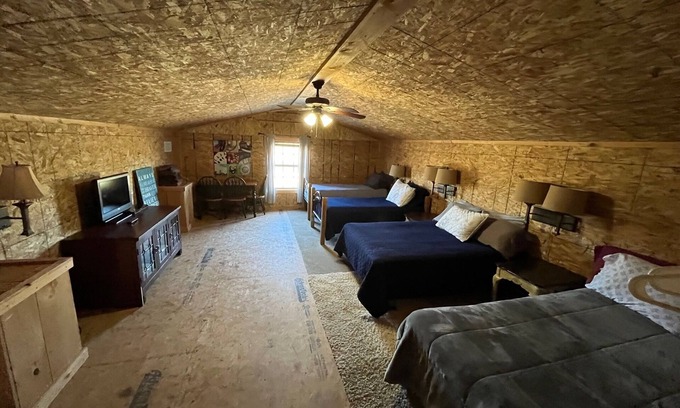 Russellville Otro | Guest House on working horse ranch in Center Valley Arkansas