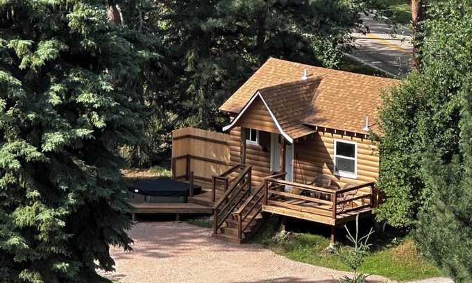 Rapid City Cabina | Guest House Studio Cabin w/Hot Tub and Beautiful Views.