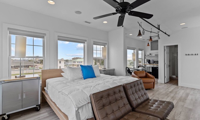 Topsail Beach Hotel | Guest House Topsail - King Suite in hotel on Topsail Beach, North Carolina