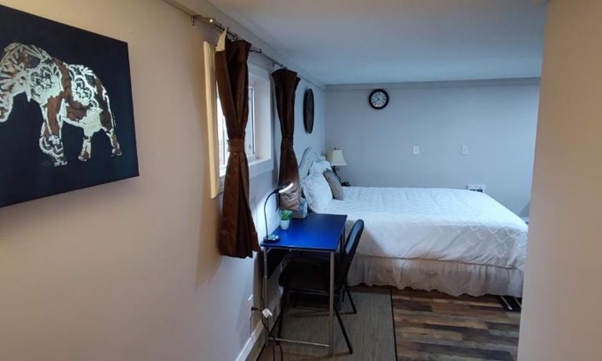 Noblesville Casa | Guest House with Private Entrance- walk to Downtown Noblesville