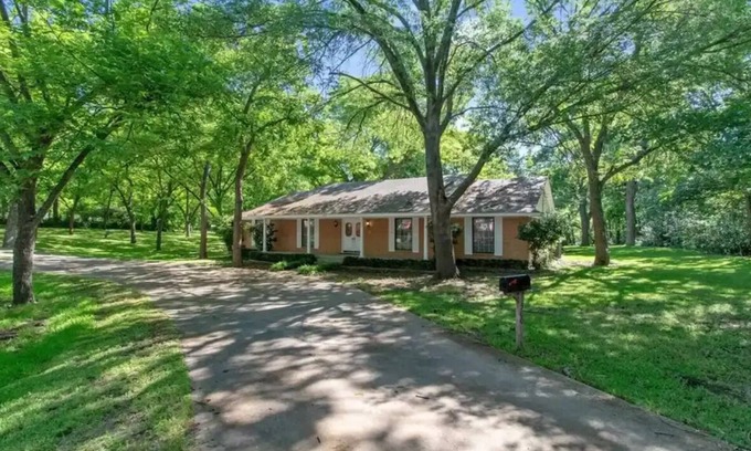 DeSoto Casa | Guest Quarters- Country in the City