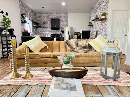 Dinuba Casa | GUEST RANCH HOUSE w POOL access near NATL PARKS