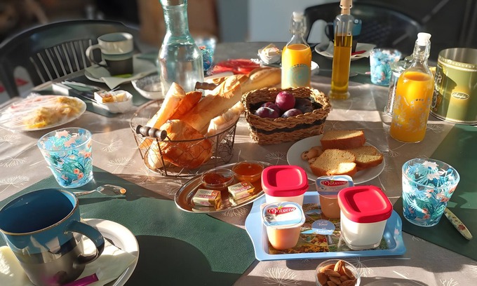 Saint-Martin-d'Ardeche Cama Y Desayuno | Guest Room 'A L'ombre Des Amandiers - Room 3' with Shared Pool, Communal Garden and Wi-Fi