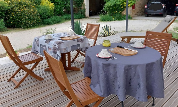 Saint-Romain-de-Benet Cama Y Desayuno | Guest Room Les Capucines – Comfort and Authenticity in Saint-Romain-de-Benet