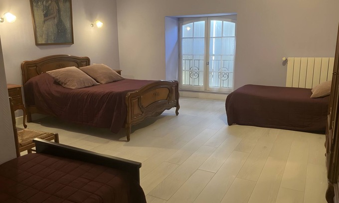 Segonzac Cama Y Desayuno | Guest Room 'Lavande 4 Persons' with Shared Pool, Shared Terrace and Wi-Fi