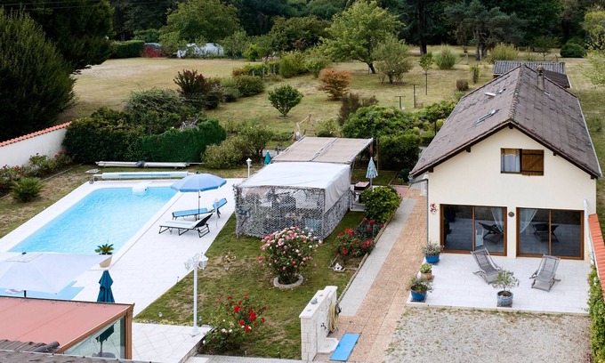 Mouleydier Cama Y Desayuno | Guest Room 'Les Tuilières' with Breakfast, Wi-Fi and Air Conditioning