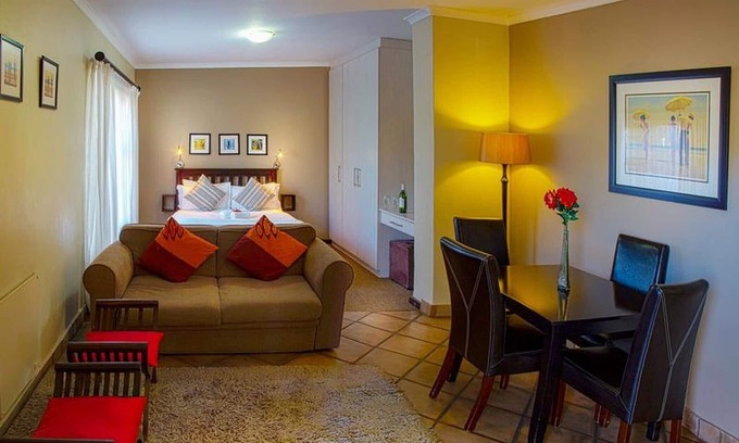 Humewood Cama Y Desayuno | Habitación de huéspedes con cama doble y cocina, en Port Elizabeth ideal para viajes de negocios