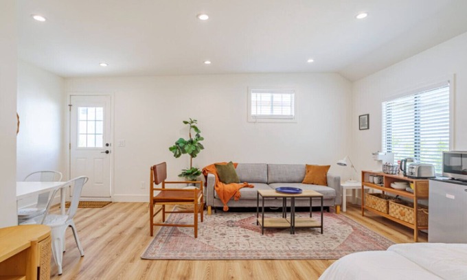 Valley Glen Casa | Guest Studio Universal private entry