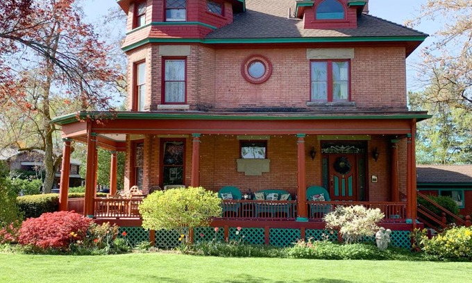 Murray Apartamento | Guest Suite at The Red House basement attached with private entrance