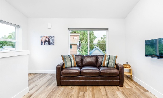 South Addition Casa | Guest suite in a prime location blocks from downtown with WiFi & W/D