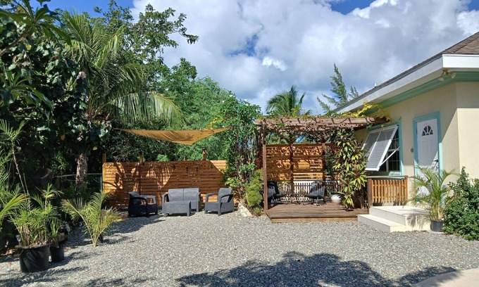 Patricks Island Apartamento | Guest suite in a quiet, cozy neighbourhood in Cayman 1 min drive to the beach!