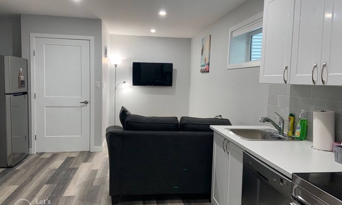 Regina Casa | Guest Suite in Regina - Queen Bed