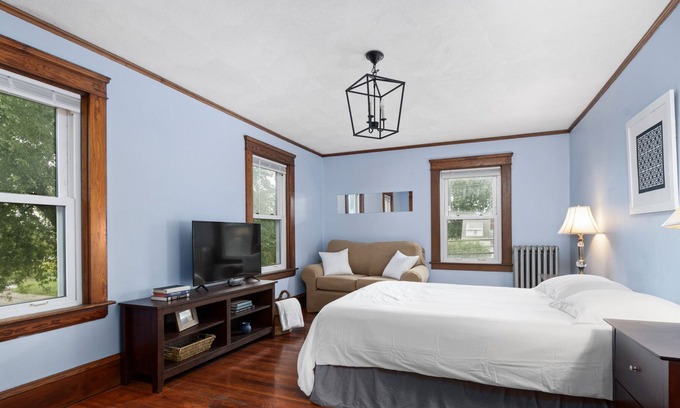 East Providence Apartamento | Guest Suite in Family Neighborhood - 10 min to Providence