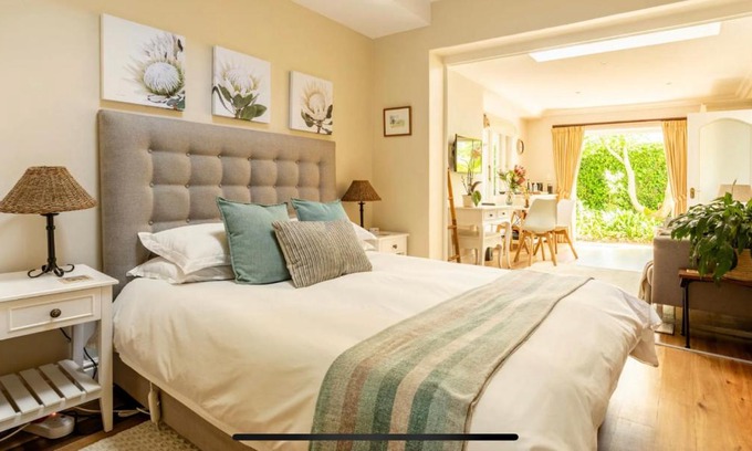 Constantia Casa | Guest suite - Leafy Constantia Guest House
