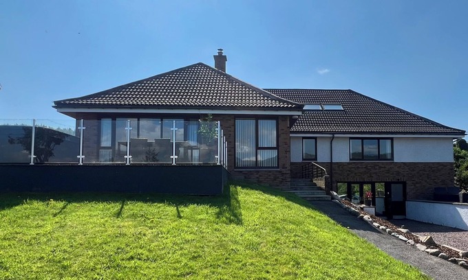 Marybank Apartamento | Guest Suite 10 mins from NC500 route! Private guest entrance En-suite Room only