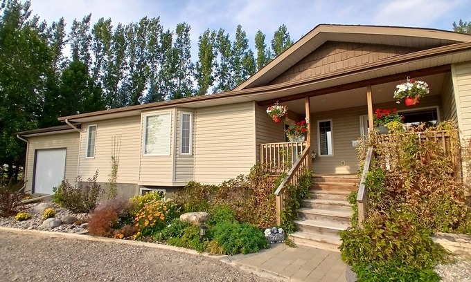 Lethbridge County Casa | Guest suite near Lethbridge with attached garage for you to use