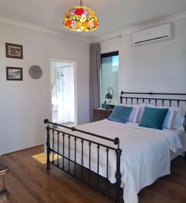 Brentwood Casa | Guest Suite, Private Entrance, Bathroom, Garden, No Overlap with Host