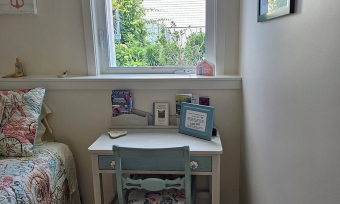 Hull Apartamento | Guest Suite with Bedroom, Living Room, Dining Area, Full Bath,off street parking