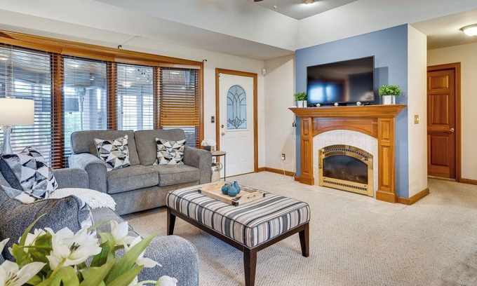 Grove City Apartamento | Guest Unit at Villa w/ Outdoor Pool & Fireplace!