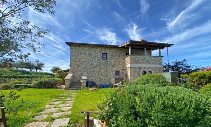 Castiglione del Lago Apartamento | GuestHost - Il Glicine, apt with garden and pool