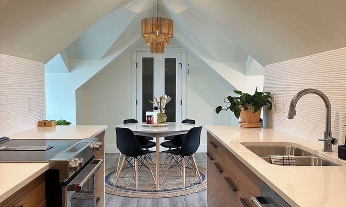 Northeast Edmonton Casa | Guesthouse at the Davidson Manor