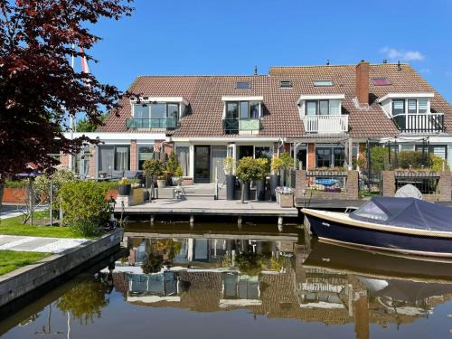 Rijpwetering Casa | Guesthouse BedNboot met terras aan het water