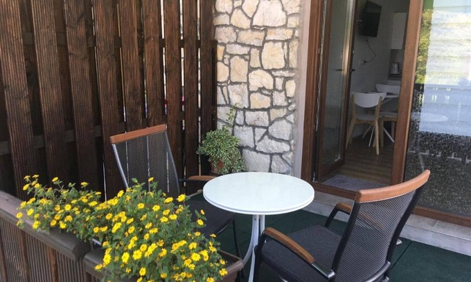 Jezerce Casa | Guesthouse Family Bosnic - Suite Room with Balcony and kitchenette