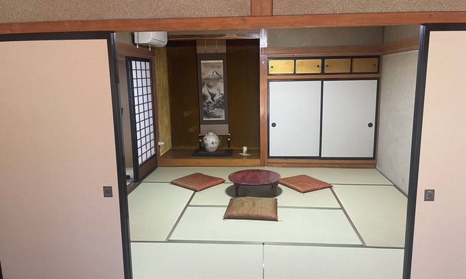 Omachi Casa | Guesthouse Gaki Daisho: Free transportation to and from ski resorts in the Hakuba area, nearby mountain trailheads, Ogisawa Station, the entrance to the Kurobe Dam, and restaurants in the city is available (up to 7 guests in a van; ski equipment cannot be