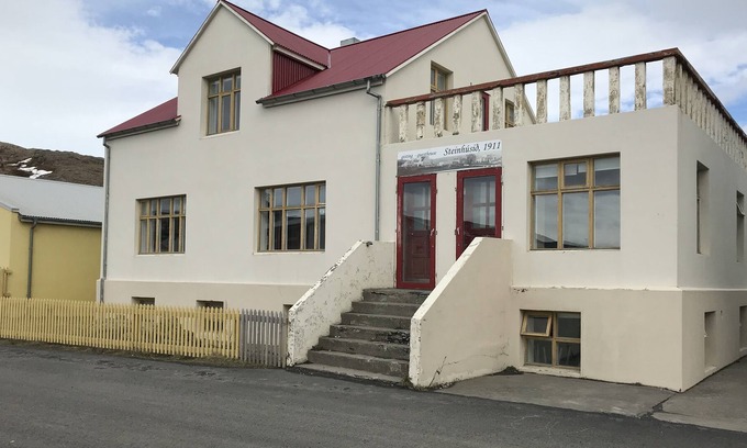 Holmavik Casa | Guesthouse Steinhusid