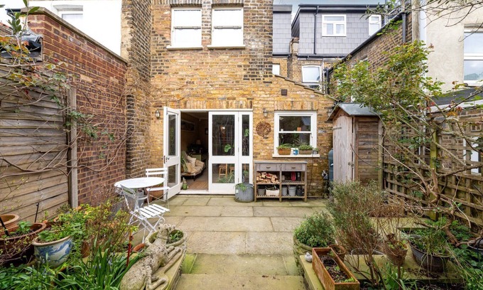 Kensal Green Casa | GuestReady - Quaint garden stay in London